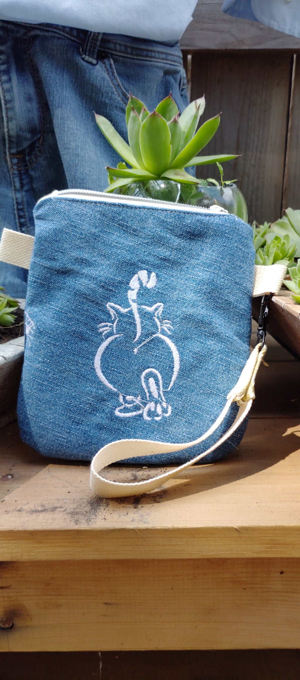 Embroidered cat wristlet makeup bag